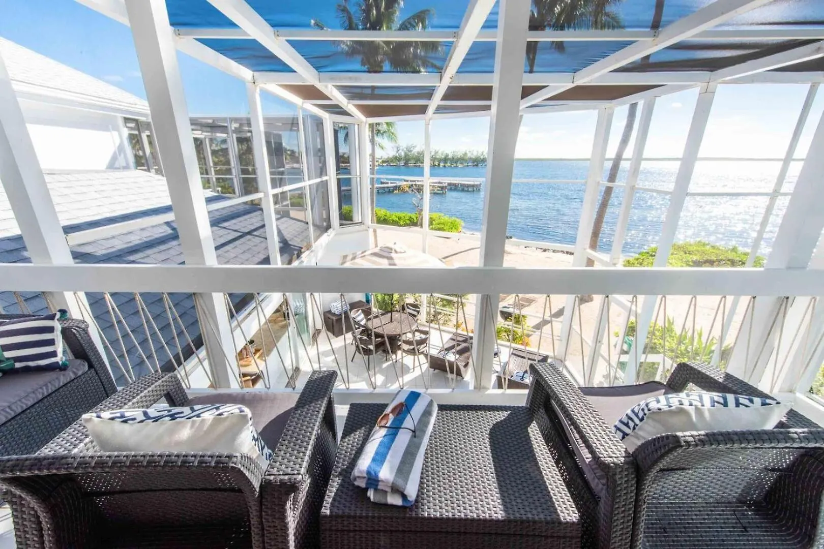 Apartman Pools Of The Kai 6 - Beachfront Condo With Private Pool Atrium, Modern Kitchen, And Outdoor Grill Driftwood Village Kajmán-szigetek
