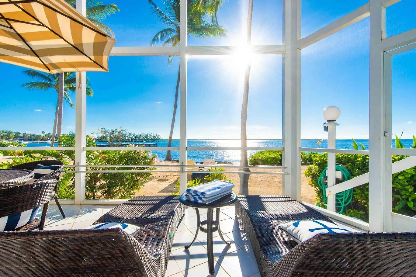 Apartman Pools Of The Kai 6 - Beachfront Condo With Private Pool Atrium, Modern Kitchen, And Outdoor Grill Driftwood Village Kajmán-szigetek