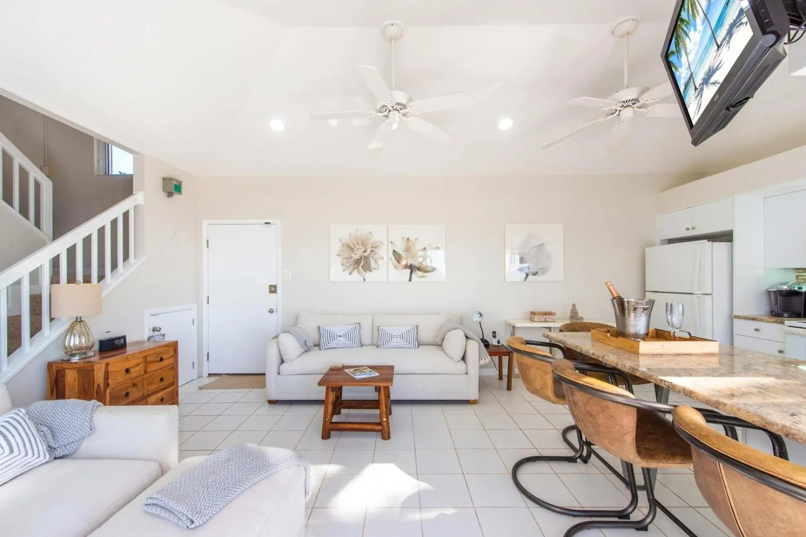Pools Of The Kai 6 - Beachfront Condo With Private Pool Atrium, Modern Kitchen, And Outdoor Grill Driftwood Village 开曼群岛