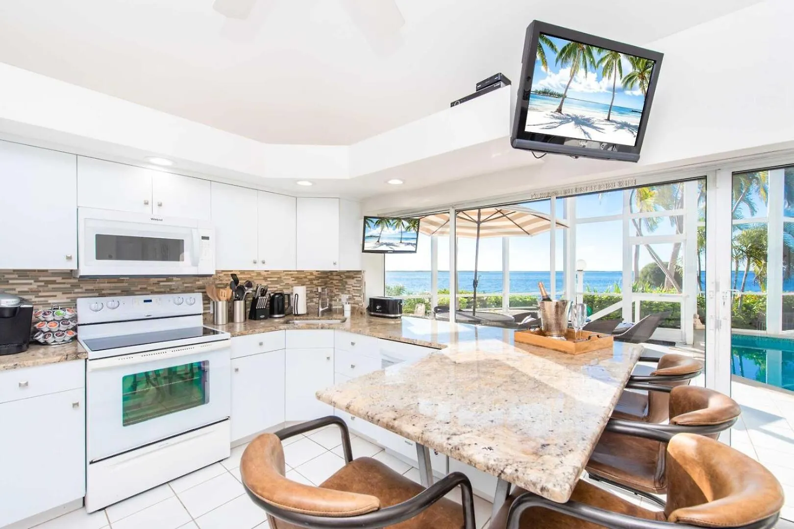 Pools Of The Kai 6 - Beachfront Condo With Private Pool Atrium, Modern Kitchen, And Outdoor Grill Driftwood Village 开曼群岛