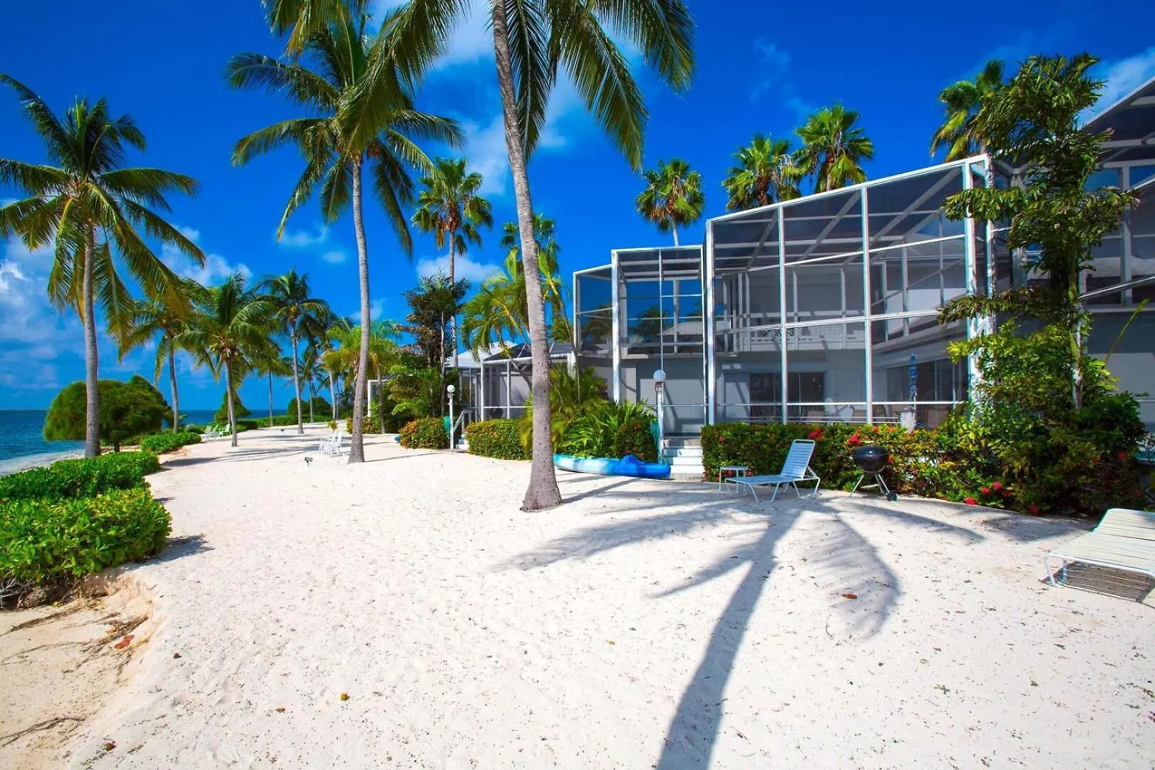 Pools Of The Kai 6 - Beachfront Condo With Private Pool Atrium, Modern Kitchen, And Outdoor Grill Driftwood Village 0*,  Kajmán-szigetek